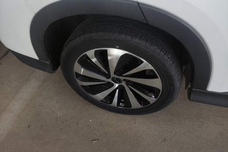 Used BYD Song PLUS New Energy 2023 Champion Edition EV 520KM Luxury Model Right Rear Wheel Hub