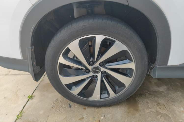Used BYD Song PLUS New Energy 2023 Champion Edition DM-i 110KM Flagship Model Right Rear Wheel Hub