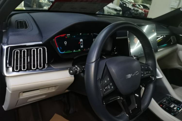 Used BYD Song PLUS New Energy 2024 HONOR Edition DM-i 110km Flagship Model Center Console