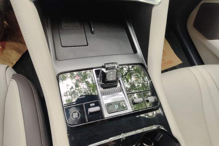 Used BYD Song PLUS New Energy 2024 Honor Edition EV 520km Premium Model Gear Lever