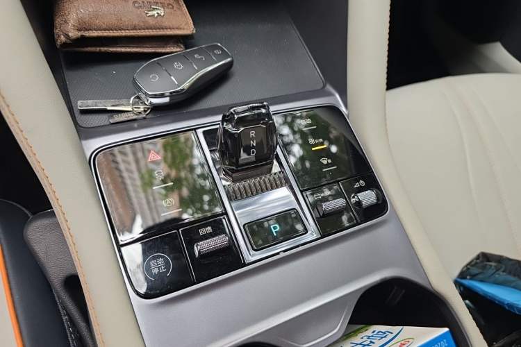 Used BYD Song PLUS New Energy 2024 Honor Edition EV 520km Luxury Model Gear Lever