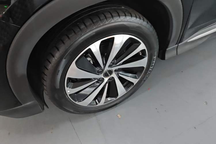 Used BYD Song PLUS New Energy 2024 HONOR Edition DM-i 110km Flagship PLUS Left Front Wheel Hub