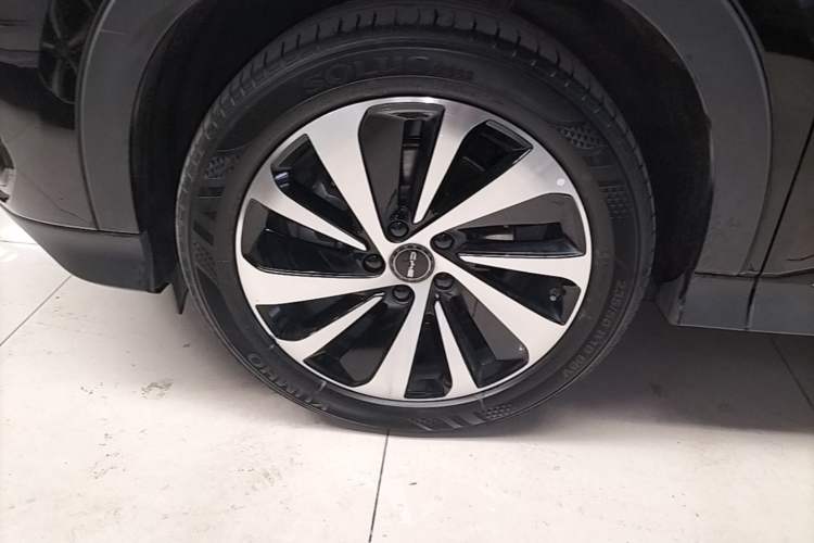Used BYD Song PLUS New Energy 2024 HONOR Edition DM-i 110km Flagship PLUS Left Front Wheel Hub