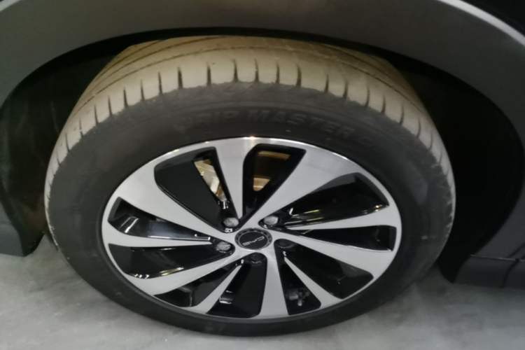 Used BYD Song PLUS New Energy 2024 HONOR Edition DM-i 110km Flagship Model Left Front Wheel Hub