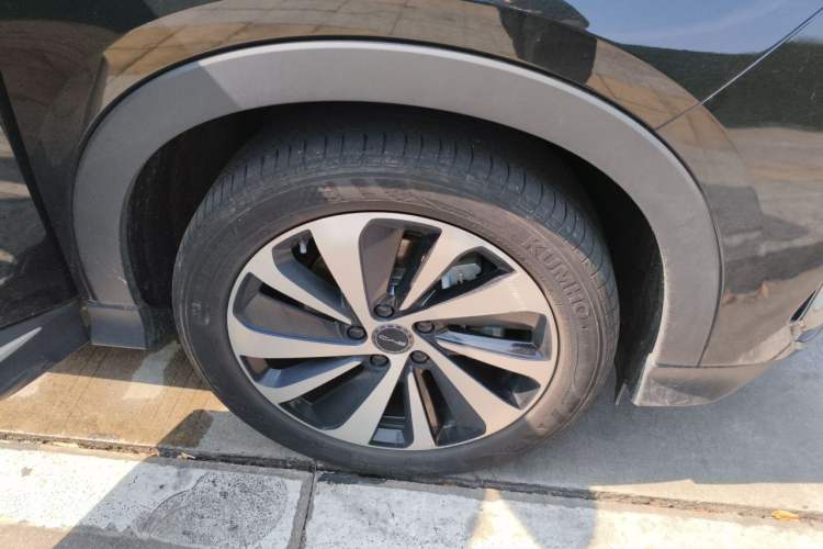 Used BYD Song PLUS New Energy 2024 HONOR Edition DM-i 110km Flagship Model Right Front Wheel Hub