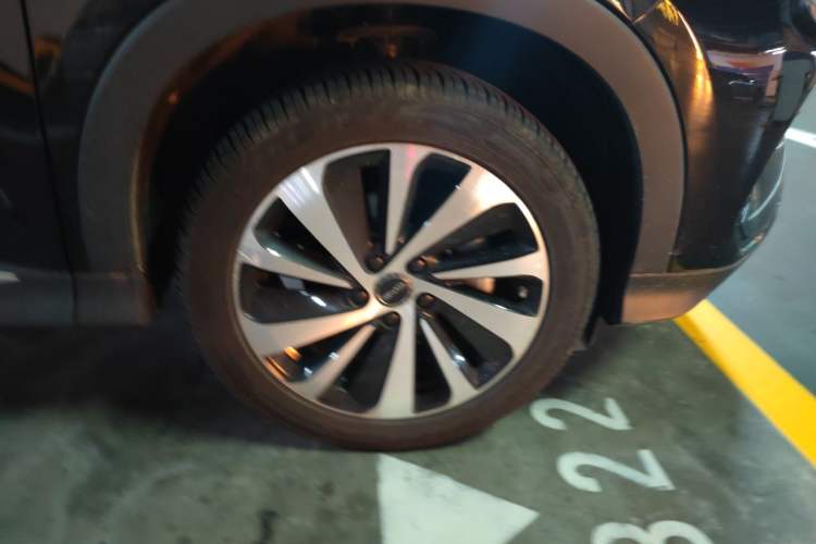 Used BYD Song PLUS New Energy 2024 Honor Edition EV 520km Premium Model Right Front Wheel Hub