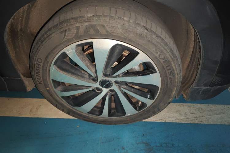 Used BYD Song PLUS New Energy 2024 HONOR Edition DM-i 110km Flagship Model Right Front Wheel Hub