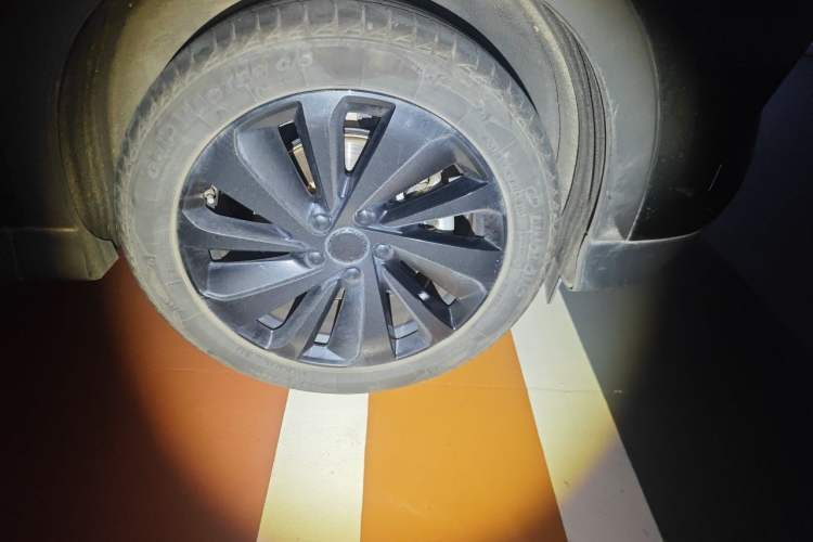 Used BYD Song PLUS New Energy 2024 HONOR Edition DM-i 110km Flagship Model Right Front Wheel Hub