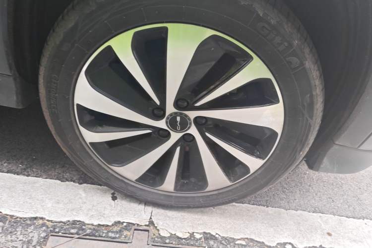 Used BYD Song PLUS New Energy 2024 Honor Edition EV 520km Luxury Model Right Front Wheel Hub