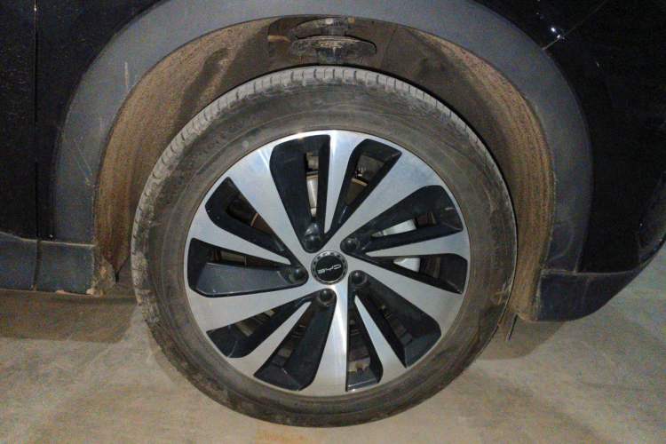 Used BYD Song PLUS New Energy 2024 HONOR Edition DM-i 110km Flagship Model Right Front Wheel Hub