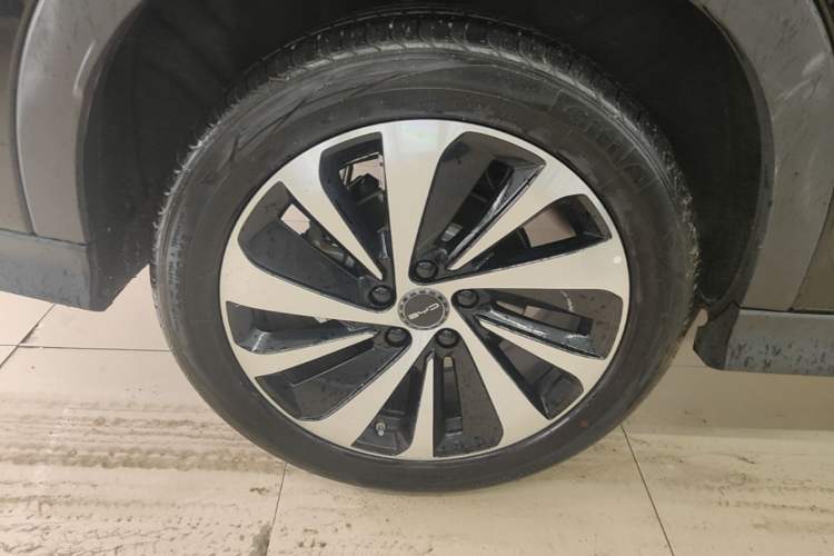Used BYD Song PLUS New Energy 2024 HONOR Edition DM-i 110km Flagship Model Right Rear Wheel Hub