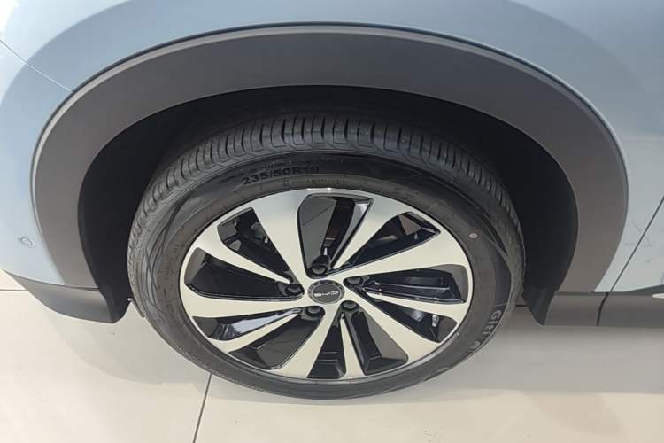 Used BYD Song PLUS New Energy 2024 HONOR Edition DM-i 150km Flagship PLUS 5G Left Front Wheel Hub