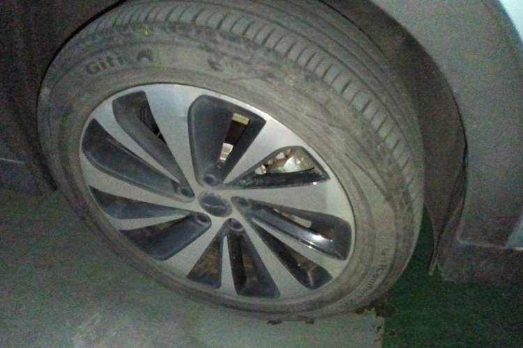 Used BYD Song PLUS New Energy 2024 Honor Edition EV 520km Premium Model Right Front Wheel Hub