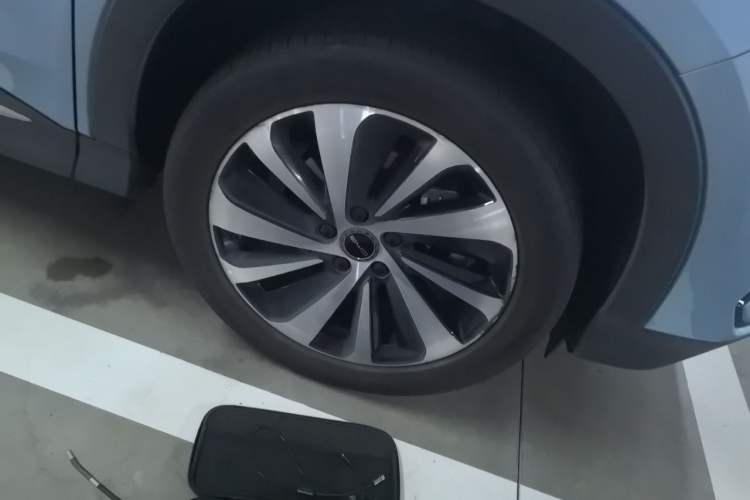 Used BYD Song PLUS New Energy 2024 Honor Edition EV 520km Luxury Model Right Front Wheel Hub