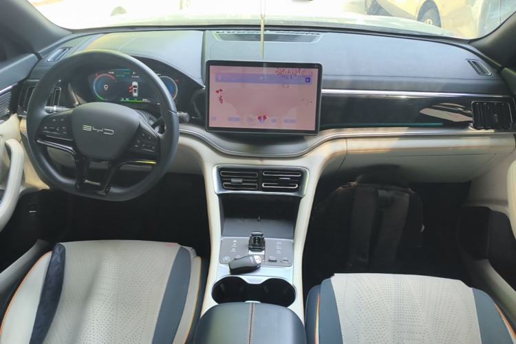 Used BYD Song PLUS New Energy 2024 Honor Edition EV 520km Premium Model Center Console