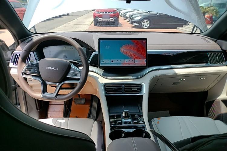 Used BYD Song PLUS New Energy 2024 HONOR Edition DM-i 110km Flagship Model Center Console