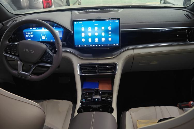Used BYD Song PLUS New Energy 2024 HONOR Edition DM-i 110km Flagship Model Center Console