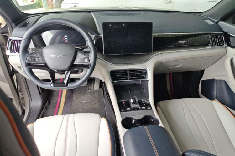 Used BYD Song PLUS New Energy 2024 Honor Edition EV 520km Premium Model Center Console