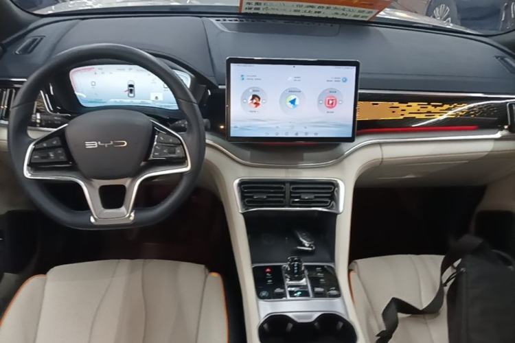 Used BYD Song PLUS New Energy 2024 Honor Edition EV 520km Flagship Model Center Console