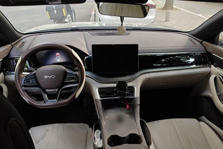 Used BYD Song PLUS New Energy 2024 Honor Edition EV 520km Luxury Model Center Console
