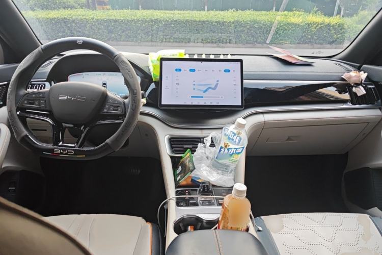 Used BYD Song PLUS New Energy 2024 Honor Edition EV 520km Premium Model Center Console