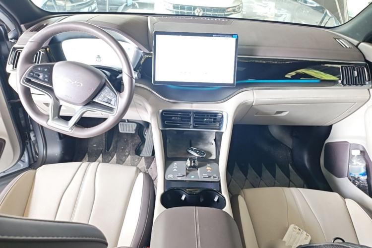 Used BYD Song PLUS New Energy 2024 Honor Edition EV 520km Premium Model Center Console