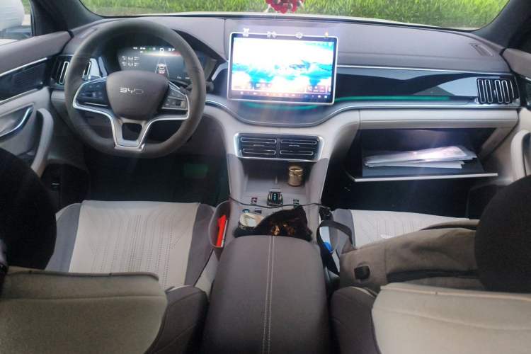 Used BYD Song PLUS New Energy 2024 Honor Edition EV 520km Premium Model Center Console