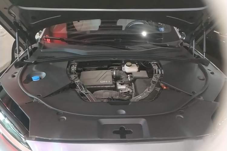 Used BYD Song PLUS New Energy 2024 HONOR Edition DM-i 71km Luxury Model Engine Bay
