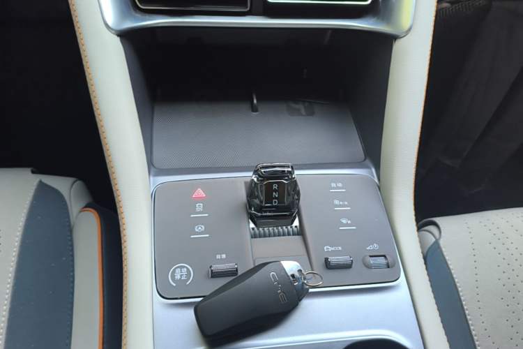 Used BYD Song PLUS New Energy 2024 Honor Edition EV 520km Premium Model Gear Lever