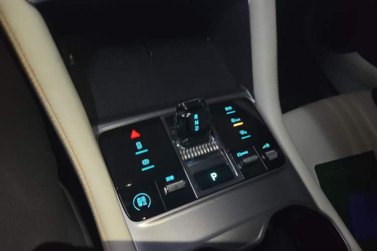 Used BYD Song PLUS New Energy 2024 Honor Edition EV 520km Premium Model Gear Lever