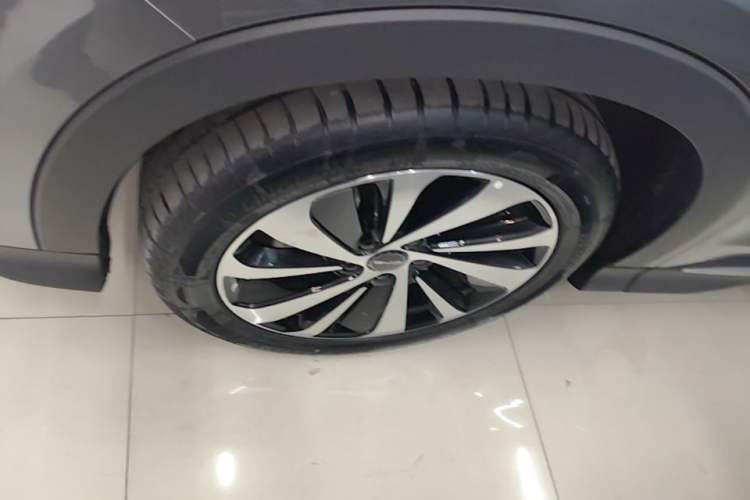 Used BYD Song PLUS New Energy 2024 HONOR Edition DM-i 110km Flagship Model Left Front Wheel Hub