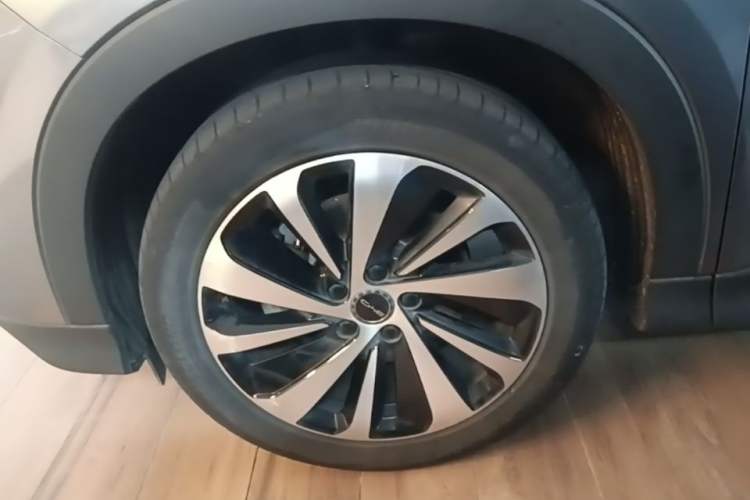 Used BYD Song PLUS New Energy 2024 HONOR Edition DM-i 110km Flagship PLUS Left Front Wheel Hub
