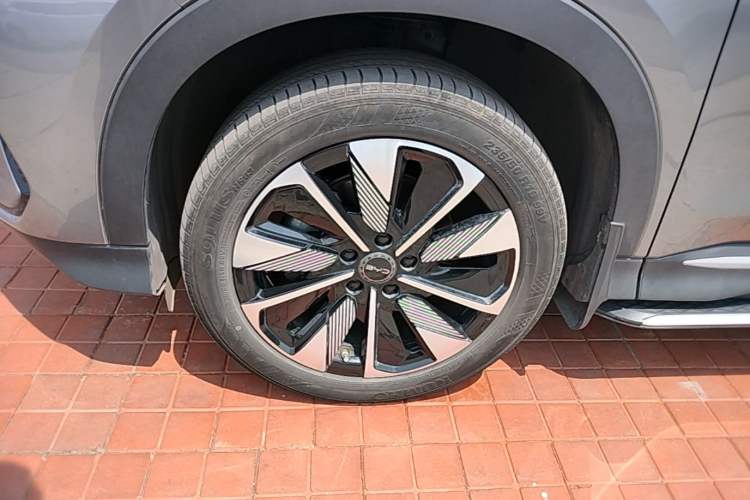 Used BYD Song PLUS New Energy 2024 HONOR Edition DM-i 110km Flagship Model Left Front Wheel Hub