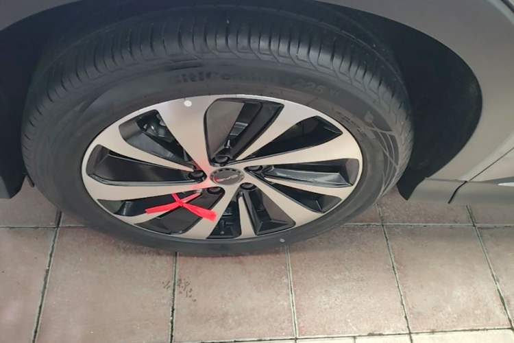 Used BYD Song PLUS New Energy 2024 HONOR Edition DM-i 110km Flagship Model Left Front Wheel Hub