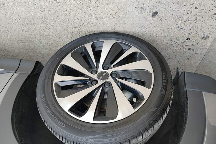 Used BYD Song PLUS New Energy 2024 Honor Edition EV 520km Premium Model Left Front Wheel Hub