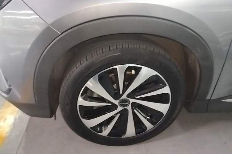 Used BYD Song PLUS New Energy 2024 HONOR Edition DM-i 110km Flagship PLUS Left Front Wheel Hub