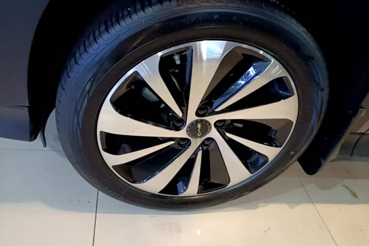Used BYD Song PLUS New Energy 2024 Honor Edition EV 520km Flagship Model Left Front Wheel Hub