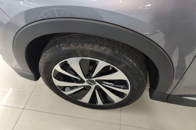Used BYD Song PLUS New Energy 2024 HONOR Edition DM-i 110km Flagship Model Left Front Wheel Hub