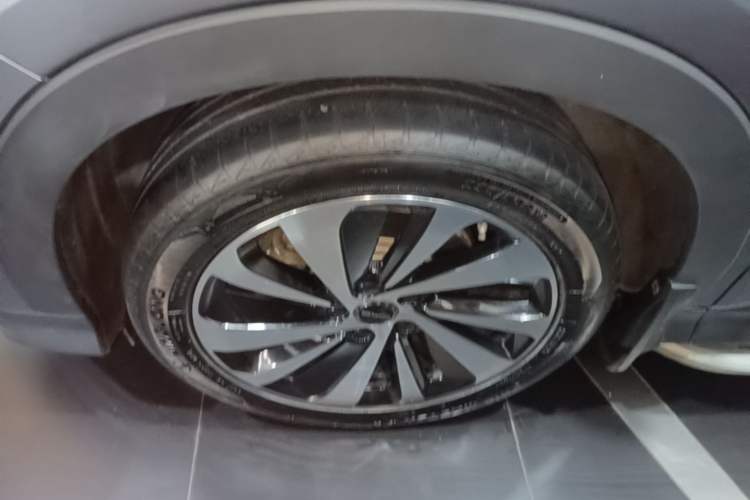 Used BYD Song PLUS New Energy 2024 HONOR Edition DM-i 110km Flagship PLUS Left Front Wheel Hub