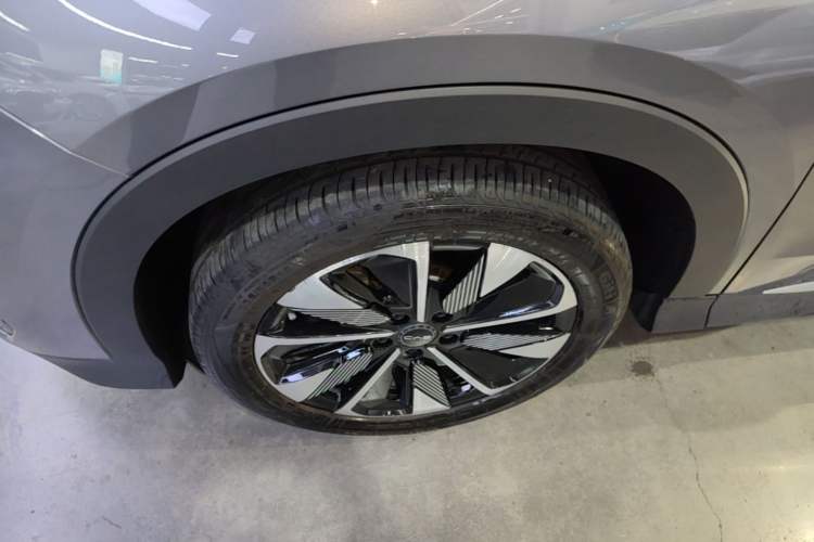 Used BYD Song PLUS New Energy 2024 Honor Edition EV 520km Flagship Model Left Front Wheel Hub