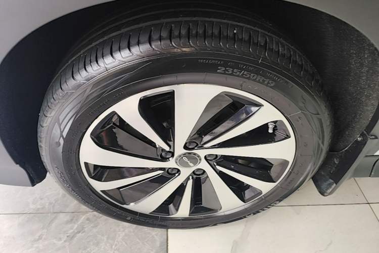 Used BYD Song PLUS New Energy 2024 HONOR Edition DM-i 110km Flagship Model Left Front Wheel Hub