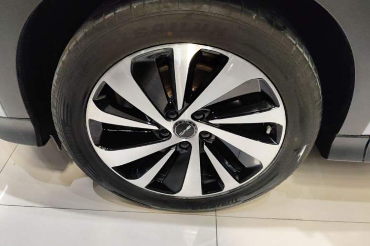 Used BYD Song PLUS New Energy 2024 HONOR Edition DM-i 110km Flagship PLUS Left Front Wheel Hub