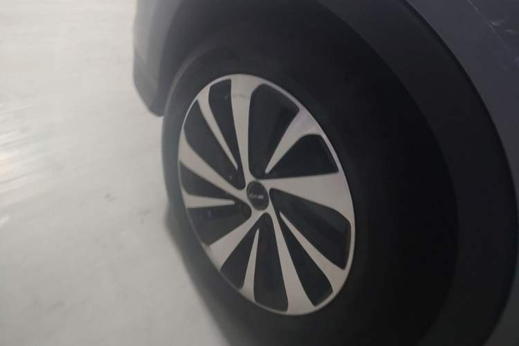 Used BYD Song PLUS New Energy 2024 HONOR Edition DM-i 110km Flagship PLUS Left Front Wheel Hub