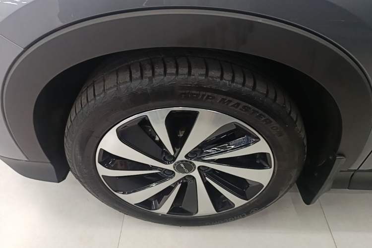 Used BYD Song PLUS New Energy 2024 HONOR Edition DM-i 110km Flagship Model Left Front Wheel Hub