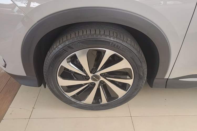 Used BYD Song PLUS New Energy 2024 HONOR Edition DM-i 110km Flagship Model Left Front Wheel Hub