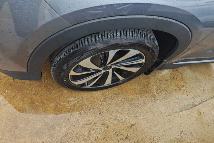 Used BYD Song PLUS New Energy 2024 HONOR Edition DM-i 150km Flagship PLUS Left Front Wheel Hub