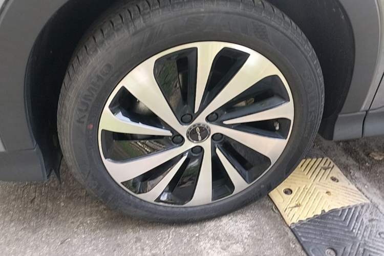 Used BYD Song PLUS New Energy 2024 HONOR Edition DM-i 110km Flagship PLUS Left Front Wheel Hub