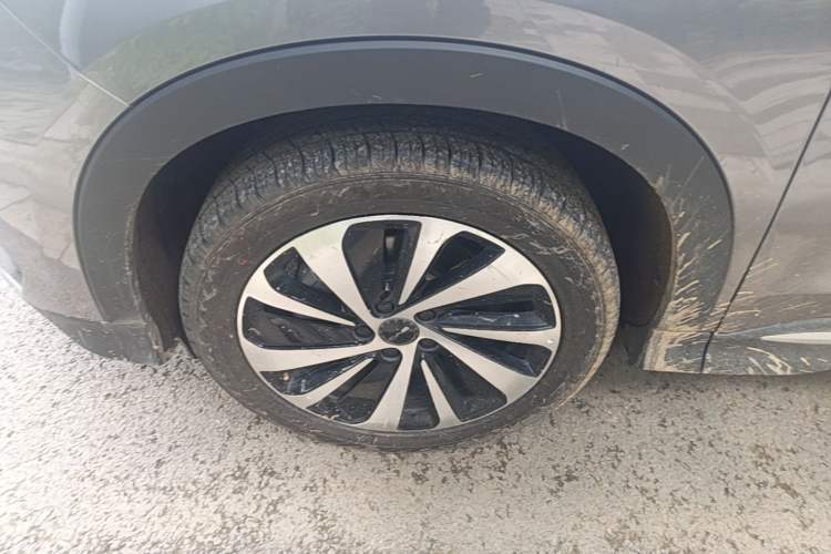 Used BYD Song PLUS New Energy 2024 HONOR Edition DM-i 150km Flagship PLUS Left Front Wheel Hub