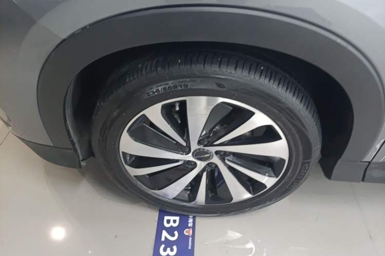Used BYD Song PLUS New Energy 2024 HONOR Edition DM-i 110km Flagship PLUS Left Front Wheel Hub