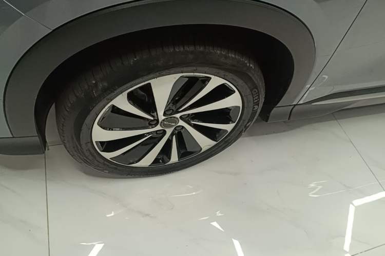 Used BYD Song PLUS New Energy 2024 HONOR Edition DM-i 150km Flagship PLUS Left Front Wheel Hub